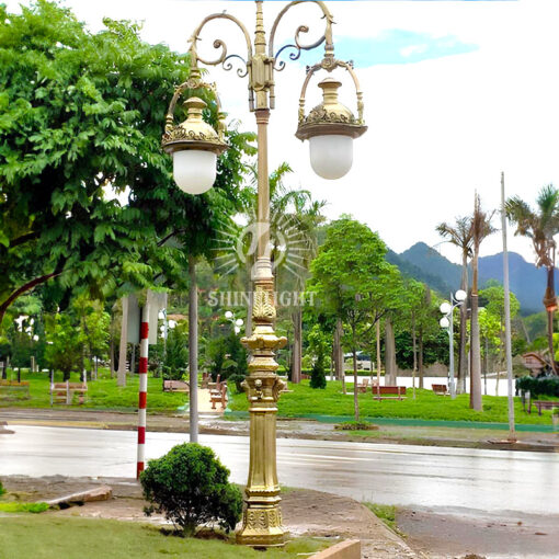 Cột đèn trang trí sân vườn đế sư tử lắp đèn nữ hoàng - Hình ảnh 4