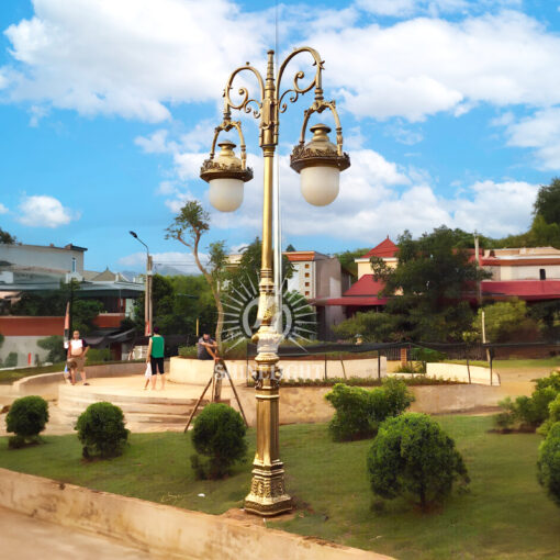 Cột đèn trang trí sân vườn đế sư tử lắp đèn nữ hoàng - Hình ảnh 3