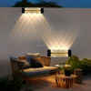 Hai đèn LED tường 675 trên tường sân vườn, hắt sáng vàng xuống sofa