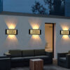 Ba đèn LED tường 674 lắp tường hiên có sofa, ánh sáng vàng ấm