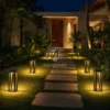 Hàng đèn nấm SLNSV06 sáng dọc lối đá sân vườn villa về đêm