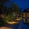 Đèn nấm SLNSV06 bên lối đi hồ bơi resort lúc chạng vạng