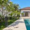 Dãy đèn nấm SLNSV21 dọc lối đi hồ bơi villa ban ngày
