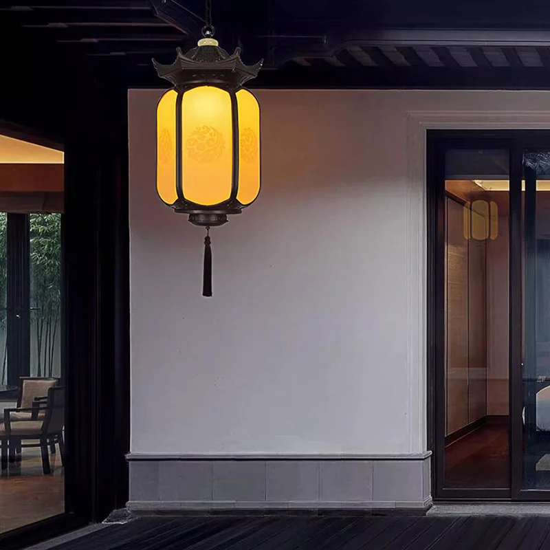 Đèn thả lồng đèn SLDTLTC sáng vàng ấm treo hiên nhà tường trắng, sàn gỗ lúc trời tối