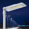 Đèn cao áp LED Anibus lắp trên đỉnh cột, phía sau là con đường sáng đèn ban đêm