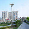Cột đèn sân vườn SL-DSVB2 lắp trong khuôn viên khu đô thị cạnh thảm cỏ và đường nội bộ