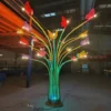 Cột đèn SL-ButterflyRGB đổi sang màu xanh lá ở thân, cánh bướm đỏ vàng trong nhà xưởng