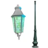 Đầu đèn SL-CQ-New kính ghép xanh ngọc đặt cạnh thân cột đèn cổ điển màu xanh đậm