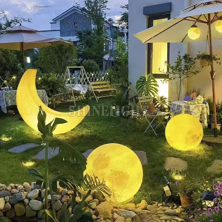 Đèn mặt trăng SLMTSV sáng vàng đặt trên bãi cỏ sân vườn bên bàn tiệc ngoài trời