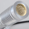 Cận cảnh mặt đèn chiếu cây SLT07 với lưới chống chói tổ ong phát sáng vàng ấm