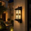 Đèn gắn tường năng lượng mặt trời SLDGTTK-MT sáng vàng ấm trên tường mặt tiền biệt thự về đêm
