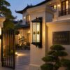 Đèn gắn tường năng lượng mặt trời SLDGTTK-MT sáng vàng ấm trên trụ cổng biệt thự lúc chạng vạng