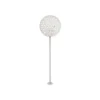 Đèn LED quả cầu hoa sắt rỗng màu trắng gắn trên cột thẳng, chụp nền trắng