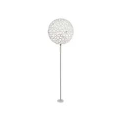 Đèn LED quả cầu hoa sắt rỗng màu trắng gắn trên cột thẳng, chụp nền trắng