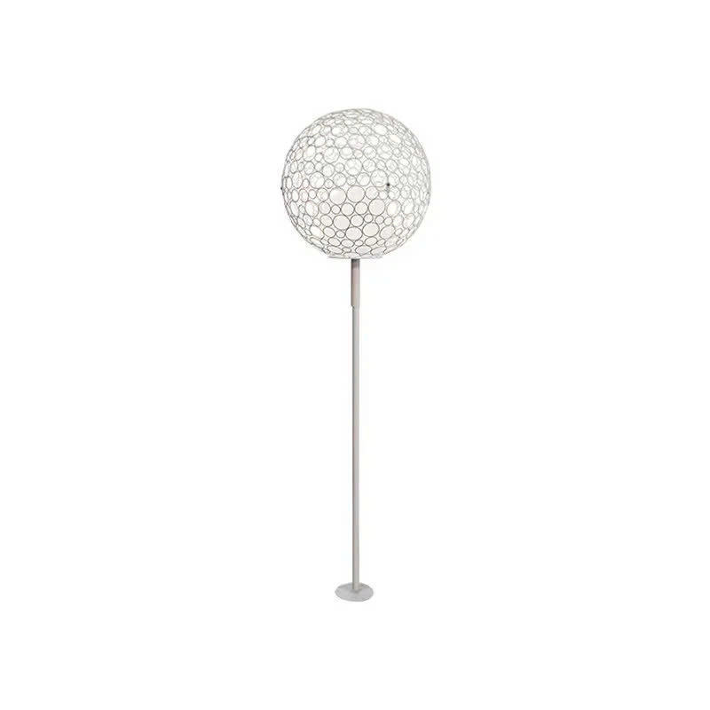 Đèn LED quả cầu hoa sắt rỗng màu trắng gắn trên cột thẳng, chụp nền trắng
