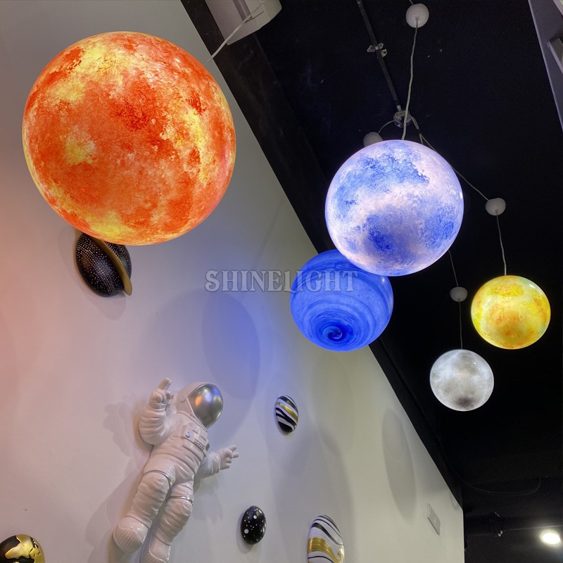 Đèn LED mô phỏng các hành tinh treo cạnh tường trang trí phi hành gia, góc chụp từ dưới lên