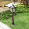 Đèn nấm năng lượng mặt trời SL-506 cắm trên thảm cỏ cạnh bồn cây ban ngày